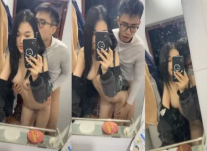 Cặp đôi trẻ cùng quan hệ với nhau trước gương