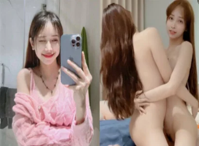 Hai cô gái trong buổi phát trực tiếp móc bím với nhau trong buổi livestream